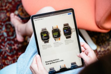 Londra, İngiltere - 13 Eylül 2023: Meraklı bir kadın iPad Pro 'sunda Apple Computers' ın web sitesine göz atıyor, yeni duyurulan Apple Watch Ultra 2 'ye odaklanıyor.