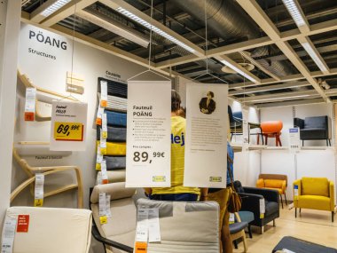 Paris, Fransa - 31 Ağustos 2023: İkonik IKEA İsveç mağazasının içinde, Poang koltuğunun sunumu, fiyat etiketleri ve özel tekliflerle birlikte