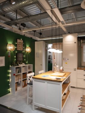 Paris, Fransa - 31 Ağustos 2023: IKEA mobilya mağazası, şık bir bar alanı olan bol dekore edilmiş bir mutfağın açılışı