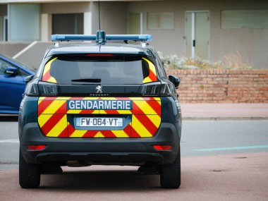 Neufchatel-Hardelot, Fransa - 18 Ağustos 2023: Kentte tuğlalı çitli bir evin önünde bulunan bir Peugeot jandarma cipi arkadan görüldü,