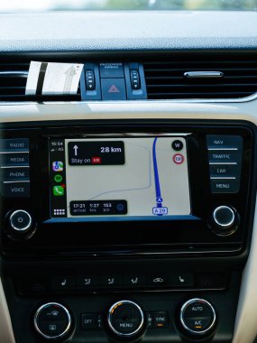 Fransa - 17 Ağustos 2023: Apple Bilgisayarlı iOS Carplay, 153 km 'lik, hedeflenen varış süresi ve sırayla ulaşım haritaları içeren lüks bir arabanın ön panelinde sergilenmektedir.