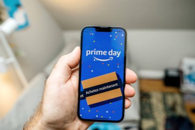 Paris, Fransa - 12 Temmuz 2023: Amazon uygulaması için açılış logosu, Birincil Gün etkinliğinin habercisi ve Fransızca kullanıcıları hemen satın almaya teşvik eden bir mesaj.