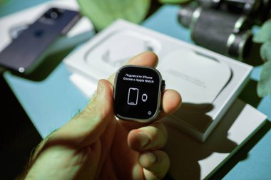 Londra, Birleşik Krallık - 20 Eylül 2023: Apple Watch Ultra 2 'nin açılışı sırasında, Rus dilinde bir mesaj kullanıcıya saati eşleştirmek için bir iPhone' un yanına yerleştirmesini emreder..