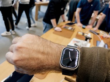 Paris, Fransa - 21 Eylül 2022: Apple Store 'un yeni titanyum Apple Watch Ultra 2 satışının ilk günü dayanıklılık sporları, seçkin sporcular, öncü sporcular, macera maceraları gibi uç aktiviteler için tasarlandı