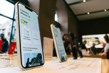 Paris, Fransa - 22 Eylül 2022: Fırlatma gününde Apple Stores 'ta, 1019 Eur fiyatıyla başlayan 6,9 onarım endeksiyle iPhone evrenini keşfedin..