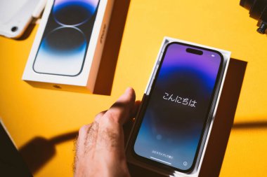 Paris, Fransa - 17 Eylül 2022: Açılış ve kurulum sırasında Asyalı karakterlerin yer aldığı yeni Apple iPhone 15 Pro Max gösterimi