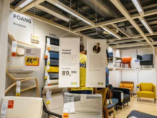 フランス 2023年8月31日 象徴的なIkeaスウェーデン店の内部 ポアンアームチェアのプレゼンテーション 特別オファーの価格タグと発表が完了 — ストック写真