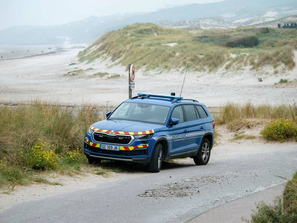 stock image Neufchatel-Hardelot, France - Aug 18, 2023: A blue Gendarmerie Skoda SUV is parked near the dunes in Hardelot, France