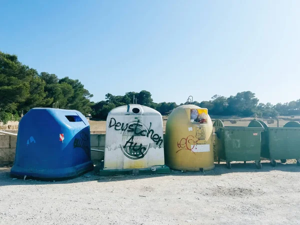 Majorka Hiszpania Czerwca 2023 Publicznym Parkingu Majorce Pojemniki Odpady Wyświetlają — Zdjęcie stockowe