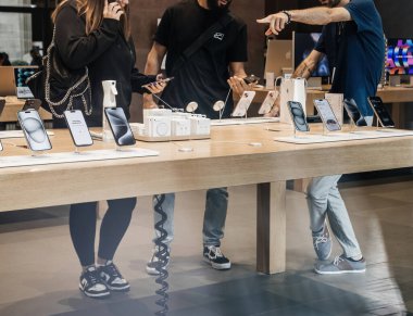 Paris, Fransa - 22 Eylül 2023: Bir Apple Dehası çalışanı, müşterilerine iPhone 15 Pro Max 'in çok beklenen fırlatma günü boyunca sunduğu seçenekler hakkında uzmanca rehberlik ediyor.