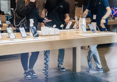 Paris, Fransa - 22 Eylül 2023: Bir Apple Dâhisi çalışanı, resmi fırlatma günü boyunca müşterilere uygun iPhone 15 Pro Max seçenekleri üzerinden danışmanlık yapar
