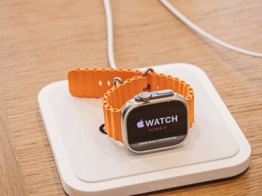Paris, Fransa - 22 Eylül 2023: Yeni Apple Watch Ultra 2 'nin kahraman objesi, Apple Store' un beklenen lansmanında açıkça sergileniyor..