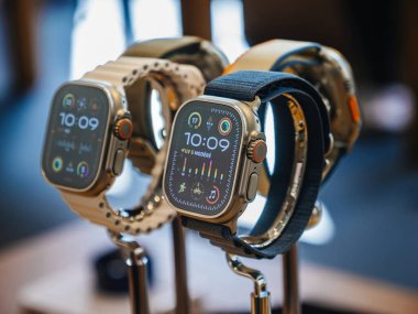 Paris, Fransa - 22 Eylül 2023: Paslanmaz çelik sütunlarda sergilenen Apple Watch Ultra 2 'nin son akıllı ürünü Apple Store' da büyüleyici bir odak noktası olarak hizmet veriyor..