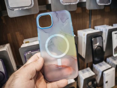 Paris, Fransa - 22 Eylül 2023: Erkek el, yeni iPhone 15 profesyonel modeli için özel olarak tasarlanmış bir OtterBox Figura çantasını tutarken görülüyor.
