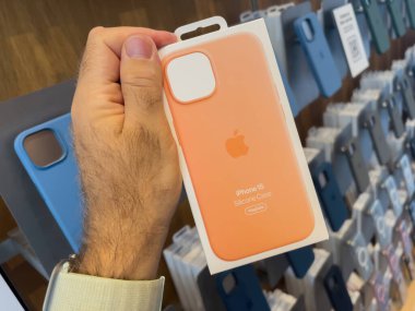 Paris, Fransa - 22 Eylül 2023: Meraklı müşteri metni g elinizdeki son iPhone 15 profesyonel smarptohnes fırlatma günü insde elma mağazası