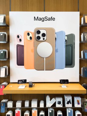 Paris, Fransa - 22 Eylül 2023: Apple Store 'daki özel bir alan, Apple Bilgisayarları tarafından tasarlanan yeni iPhone 15 Pro ve iPhone 15 akıllı telefonları için özel olarak tasarlanmış tüm MagSafe aksesuarlarını sergiliyor