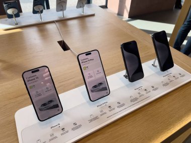 Paris, Fransa - Bölüm 22, 2023: Genel bir bakış, Apple 'ın ilk resmi gösterimi sırasında Apple iPhone 15 modellerinin Apple mağazasında titiz bir şekilde düzenlendiğini gösteriyor