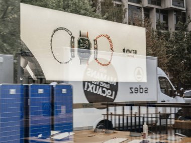 Paris, Fransa - 22 Eylül 2023: Dükkan sabah Apple Watch Ultra 2 'nin piyasaya sürülmesi için kapılarını açarken, Ultra Watch 2' nin yer aldığı büyük bir pankart mağazaların büyük duvarlarına hakim oldu..