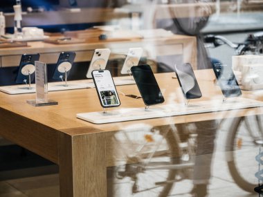 Paris, Fransa - 22 Eylül 2023: Bir motorcunun silüeti, iPhone 15 ve 15 Pro satışlarının başlamasıyla aynı tarihte Apple Stores cam cephesine yansıtılır..