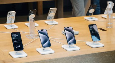 Paris, Fransa - 22 Eylül 2023: Apple Bilgisayarları tarafından iPhone 15 Pro sıralaması müşteriler için stratejik olarak sıralanmıştır.