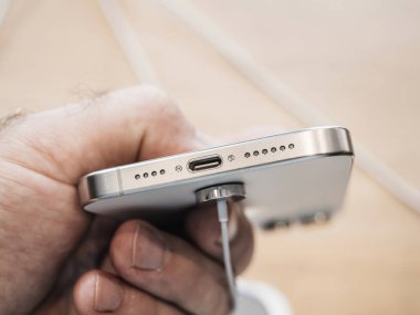 Paris, Fransa - Sep 22, 2023: En son iPhone 15 Pro Max 'i elinde tutan bir erkeğin yakın çekimi, ilk USB-C şarj ve veri portu, miras Lightning port' unun yerini aldı