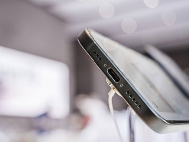 Paris, Fransa - Bölüm 22, 2023: Macro fotoğrafçılık Apple Bilgisayarları 'nın en yeni iPhone 15 Pro Max' inde son teknoloji USB-C portunu yakalıyor..