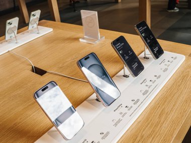 Paris, Fransa - Bölüm 22, 2023: En son iPhone 15, 15 Pro, Artı ve Max modelleri Apple Bilgisayarları 'nın en yeni sunumlarını temsil eden ahşap bir masada düzgün bir şekilde düzenlenmiştir.