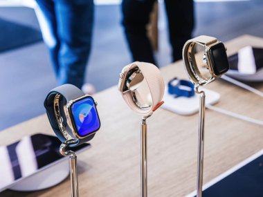 Paris, Fransa - Sep 22, 2023: Apple Store 'daki hareketli müşterilerin arka planında, saat 9 ve Ultra 2' den bir grup saat sergilenmekte.