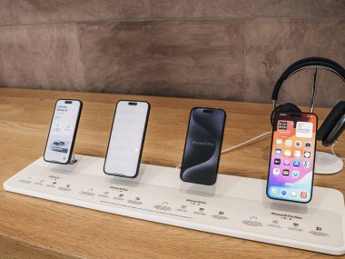 Paris, Fransa - 22 Eylül 2023: Müşteriler için, kapsamlı bir sunumda 15, 15 Plus, 15 Pro, ve Pro Max 'in yanında yer alan iPhone 15 modelleri küresel fırlatma kulaklıklarında sergilenmektedir.