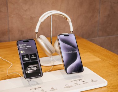 Paris, Fransa - Sep 22, 2023: Apple Bilgisayarları fırlatma gününde, ana gemisi Titanium akıllı telefonları, iPhone 15 Pro ve 15 Pro Max 'i, AirPods Max kulaklıklarıyla sunar.