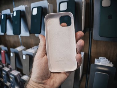 Paris, Fransa - Bölüm 22, 2023: Bir erkek, en yeni iPhone 15 Pro modeli için tasarlanmış bir MagSafe-donanımlı silikon çantayı güvenli bir şekilde elinde tutuyor