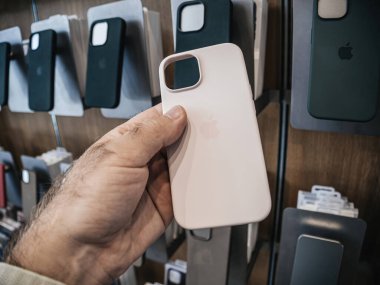 Paris, Fransa - 22 Ekim 2023: Apple Store 'da, iPhone 15 Pro için hazırlanan MagSafe uyumluluğunun yer aldığı silikon bir çanta bir erkeğin elinde görülüyor.