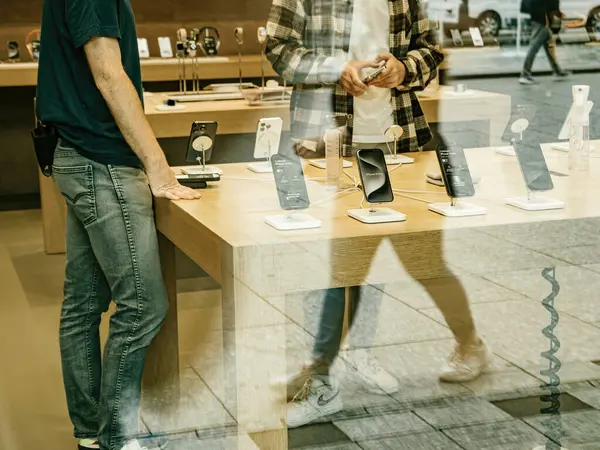 Paris France Sep 2023 Captured Silhouette Apple Store Employee Consults — Stock Photo, Image