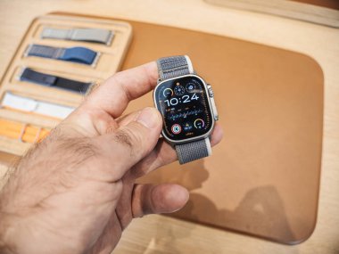 Paris, Fransa - 22 Eylül 2023: Dünya çapındaki lansman gününde Apple Computers tarafından Apple Watch Ultra 2 adlı yeni profesyonel akıllı kaseti tutarken görüldü.