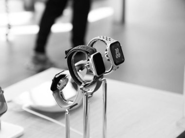 Paris, Fransa - Bölüm 22, 2023: Apple Watch 'un 9. Dizisinin siyah beyaz görüntüsü ve Apple Store' da Ultra İzle