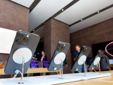Paris, Fransa - Bölüm 22, 2023: Fırlatma gününde, Apple Store, çok beklenen Titanium Apple iPhone 15 Pro akıllı telefonları sırasıyla sergiliyor.