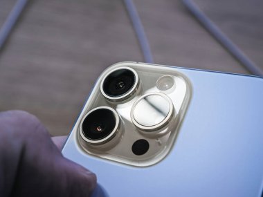 Paris, Fransa - 22 Eylül 2023: iPhone 15 Pro Max 'in detaylı bir görüntüsü, fotoğraf ve videolarda tetrapizmlerle mümkün kılınmış 120 mm lenslerini sergiliyor