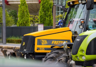 Strasbourg, Fransa - 30 Nisan 2021: Yüksek güçlü bir JCB traktörünün ayrıntılı bir görüntüsü, sarıya boyanmış ve park edilmiş..
