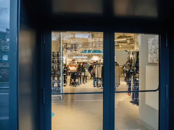 2021年11月3日 法国斯特拉斯堡 从一家挤满顾客的繁忙服装店的防火出口往外看 顾客们正在购买最新款式的服装 — 图库照片