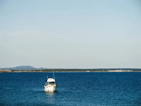 Solitary White Fishing Boat Idles Tranquil Waters Mediterranean Framed Expansive — Stock Photo, Image