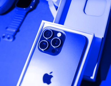 Londra, İngiltere - Bölüm 28, 2023: En son Apple Computers iPhone 15 Pro Max 'te yedi profesyonel merceğe yakın çekim, haber yayını için eğik kayma tekniği kullanılarak yakalanır