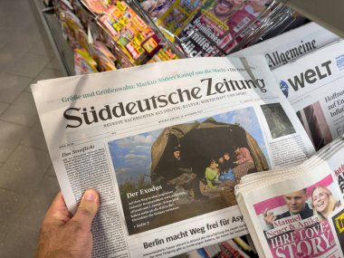 Almanya - 29. Sep 2023: Alman Suddeutsche Zeitung gazetesinin ön sayfasında The Exodus başlıklı bir başlık yer alıyor.
