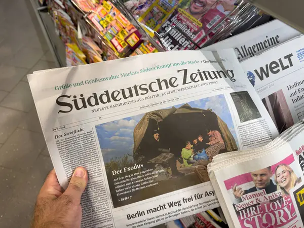 Alemania Sep 2023 Portada Del Periódico Alemán Suddeutsche Zeitung Presenta —  Fotos de Stock