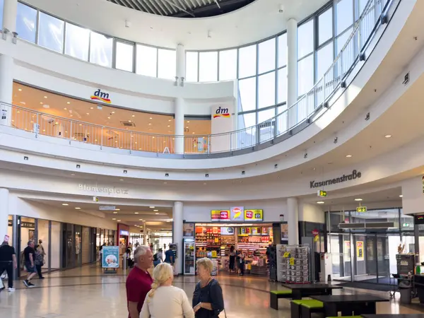 ドイツ 2023 低角ビューは ドイツのキール市のショッピングセンターの2階に位置するDmストアをキャプチャします — ストック写真