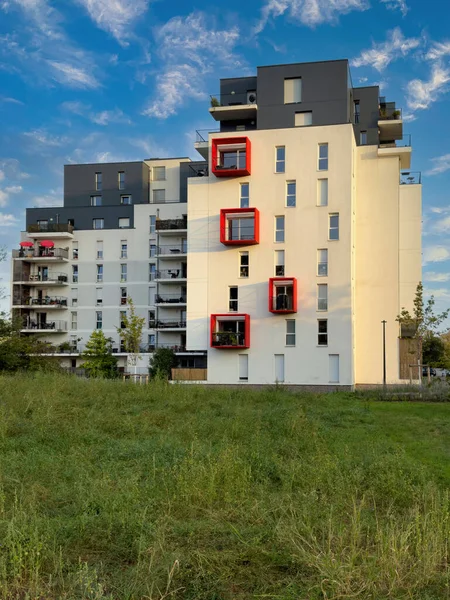 Strasbourg, Fransa 'da modern bir apartmanda canlı kırmızı balkonlar sergileniyor, karlı bir emlak yatırımının sinyalleri veriliyor..