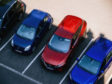 Strasbourg, Fransa - 5 Haziran 2023: İnsansız hava araçları kuşbakışı, Nissan, Renault ve Ford arabaları stratejik olarak bir şehir otoparkında park halindeler..