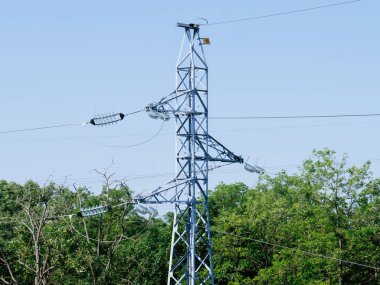 Yüksek elektrik pilonu, ekolojik olarak üretilen rüzgar enerjisinin ev ve işletmelere aktarılması açısından hayati önem taşıyan yüksek voltajlı hatları destekler.