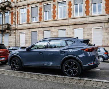 Strasbourg, Fransa - 27 Temmuz 2023: Şehir merkezinde zarif bir şekilde park edilmiş lüks mavi bir Cupra arabasının yan görüntüsü