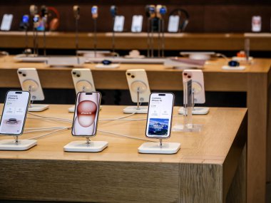 Paris, Fransa - 22 Eylül 2023: Günün kahramanı, Apple Bilgisayar iPhone 15, piyasaya sürüldüğü gün Apple Store 'da parlak bir şekilde parlıyor, diğer akıllı telefonlar da dinamik bir arkaplan sağlıyor.