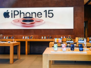 Paris, Fransa - 22 Eylül 2023: n boş Apple Store, iPhone 15 için büyük bir metin ve üçlü kamera sisteminin bir görüntüsünü içeren önemli bir mağaza içi reklam panosuna sahiptir.